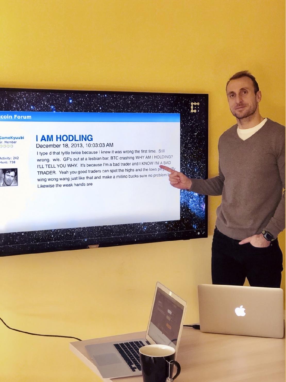 Rátz Tibor a HODL szó születésének fórum bejegyzésével. 